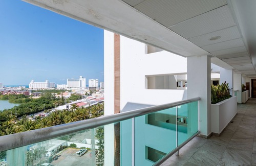 Punta Cancun Apartment | Deluxe ocean view with kitchenette at Hotel Ocean Dream Cancun