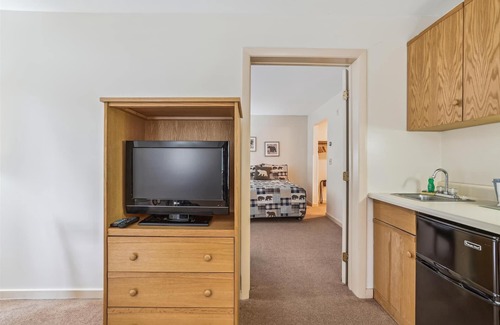West Bridgewater Hotel | Deluxe one bedroom suite located on 2nd floor with outdoor heated pool 21416