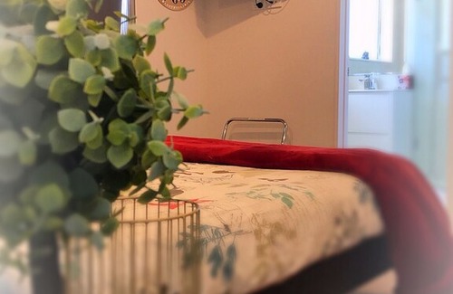 Flat Bush Apartment | Deluxe Queen Private Room 1 | Private Bathroom - Flatbush Holiday Accommodation