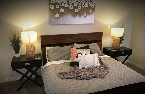 Flat Bush Apartment | Deluxe Queen Private Room L1 | Private Bathroom - Flatbush Holiday Accommodation
