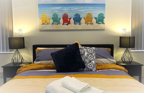 Flat Bush Apartment | Deluxe Queen Private Room C2 | Private Bathroom - Flatbush Holiday Accommodation