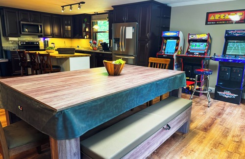 Conway House | Deluxe Retreat-HTub-Pool Table-Fire Pit-Sauna-Gym