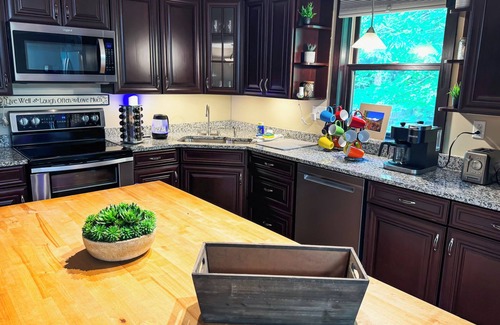 Conway House | Deluxe Retreat-HTub-Pool Table-Fire Pit-Sauna-Gym