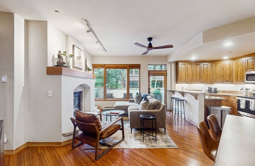 Edwards Condo | Deluxe ski-in/out condo with fireplace, hot tub, & pool