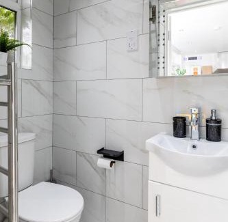 Royal Docks Apartment | Deluxe studio Apartments - City Airport & Excel Ideal for Long stay