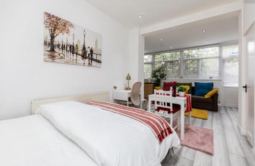 Royal Docks Apartment | Deluxe studio Apartments - City Airport & Excel Ideal for Long stay