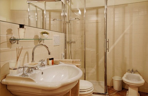 Monteriggioni Apartment | Deluxe Suite B at Relais La Costa