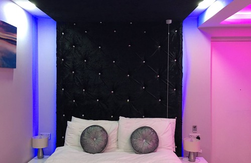 Bradford Apartment | Deluxe Suite Jacuzzi at Livit Serviced Apartments