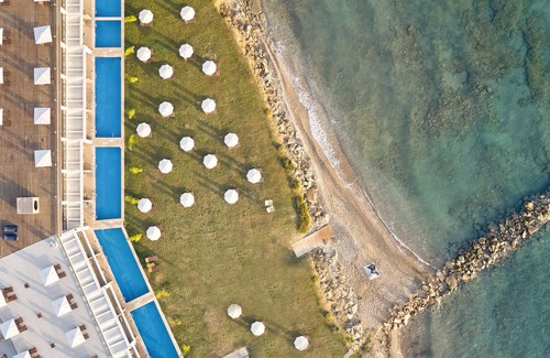 Neromilos Apartment | Deluxe Suite with Private Pool Annex 200