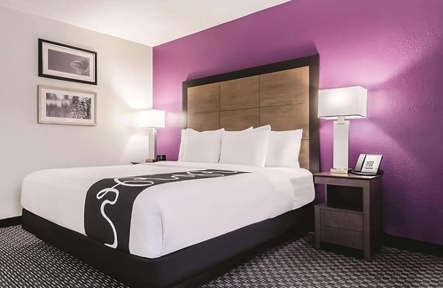 Myrtle Beach Hotel | Deluxe Suite with King Bed at La Quinta Inn: Free Breakfast & Near Beach