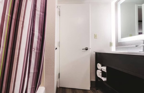 Myrtle Beach Hotel | Deluxe Suite with King Bed at La Quinta Inn: Free Breakfast & Near Beach