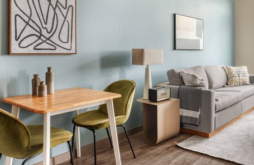 Transit Village Apartment | Deluxe Transit Village 1BR w/ Pool & Gym, walk to Google, by Blueground