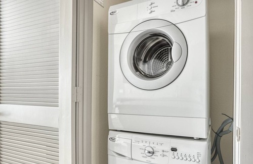 Transit Village Apartment | Deluxe Transit Village 1BR w/ Pool & Gym, walk to Google, by Blueground