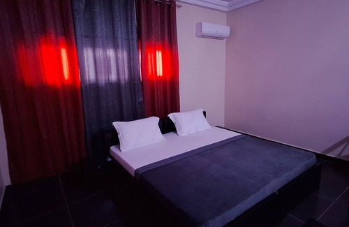 Lome House | Deluxe Twin Beds in Royal Blue Guest House and Bar