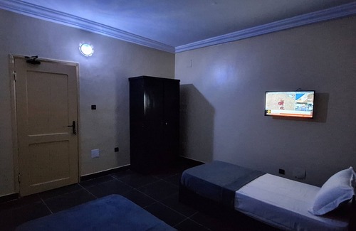 Lome House | Deluxe Twin Beds in Royal Blue Guest House and Bar