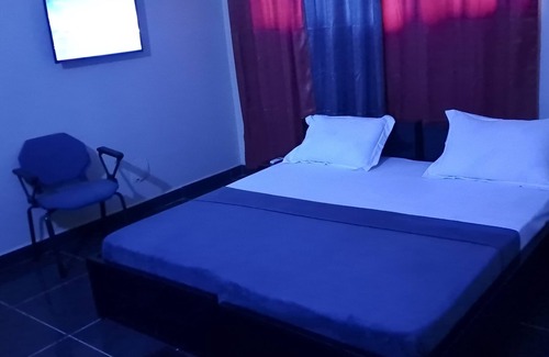 Lome House | Deluxe Twin Beds in Royal Blue Guest House and Bar