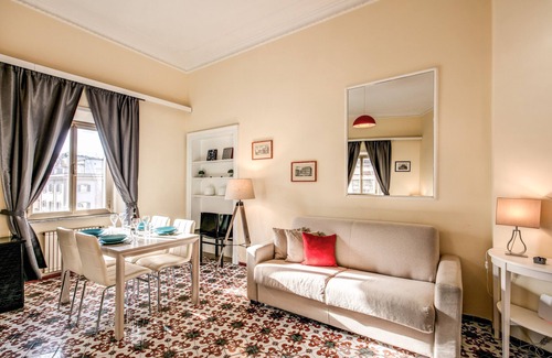 Rione III Colonna House | Deluxe Two Bedroom Apartment - at the Spanish Steps