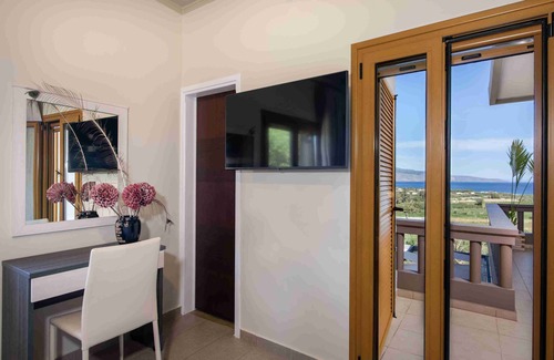Kolymbari Villa | Deluxe villa with heated pool in Maleme