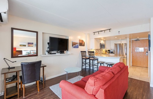 Waikiki Apartment | Deluxe Waikiki Ocean Front Suite - Ilikai