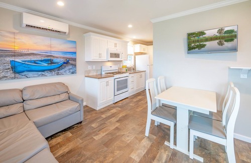 Coinjock Cottage | Deluxe Waterview Cabin in Amenity-Filled Currituck Sound Campground (WV89)