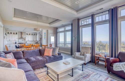 Depoe Bay House | Depoe Bay Ocean View, King Suite, Bunk Room, Tesla Charger, Outdoor Fireplace!