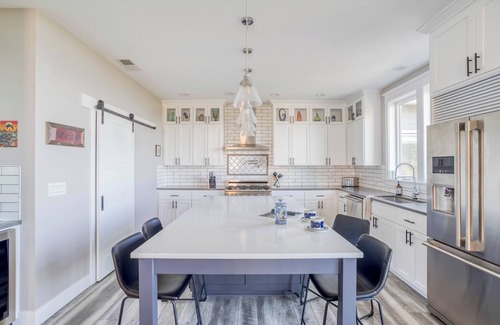 Depoe Bay House | Depoe Bay Ocean View, King Suite, Bunk Room, Tesla Charger, Outdoor Fireplace!