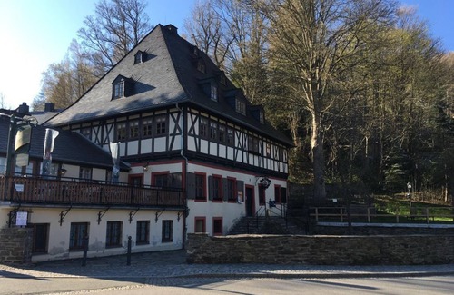 Annaberg-Buchholz Apartment | Der graue Salon - The gray salon - Old apartment with balcony