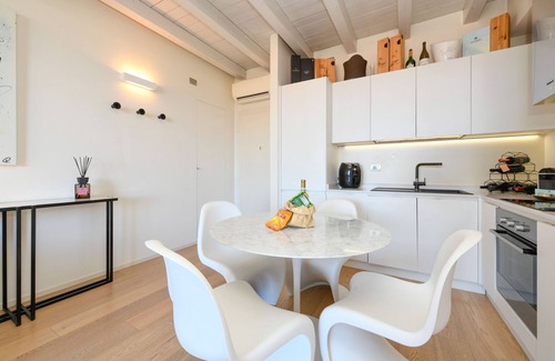 Rivoltella Apartment | Desenzanoloft Warda Lovely Suite
