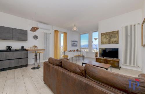 Desenzano del Garda Apartment | DesenzanoLoft Official Partner Homes & Villas by Marriott Bonvoy - Window of Lake Family Apartment with Parking Spot