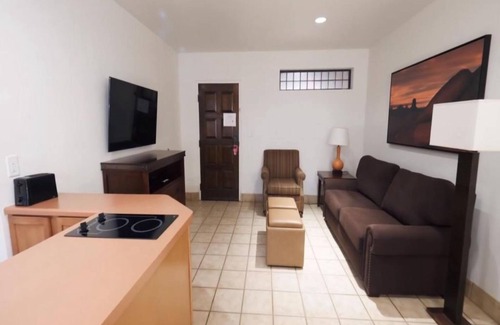 Sedona Resort | Desert Adventure Awaits! Pool, Spa, Restaurant, Free Parking!