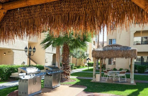 Las Vegas Villa | Desert Club Resort offers the best of both Vegas experiences.