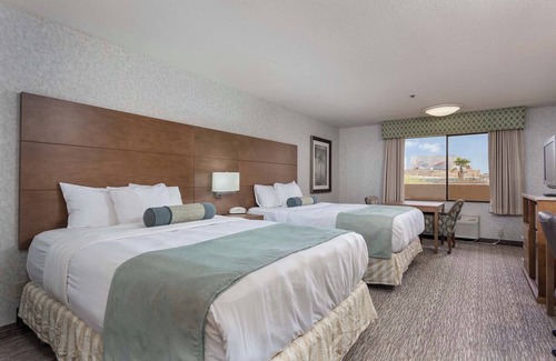 Yuma Hotel | DESERT ESCAPE! COMFY UNIT FOR 4, POOL, PARKING