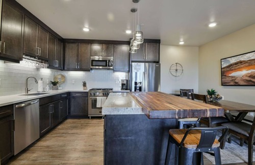 Moab South Valley Condo | Desert Moab Escape | 3BR Condo Resort Pool & RedRock View C2