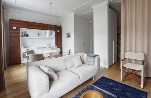 Liberty Avenue Apartment | Design Studio Apartment with Balcony by Domvia
