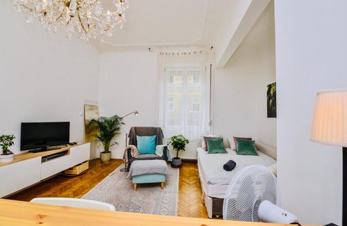 Orszagut Apartment | Design Studio