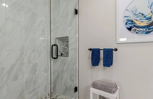 Maryvale Condo | Designer 2BD/2BA in Gated Resort w/Pool & Gym