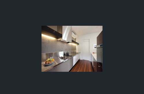 Kew House | Designer 3 Bedrms & 3 bath 350 metres to 109 tram 10 mins walk to cafes & bars,