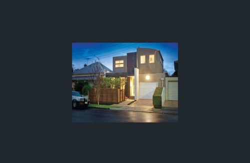 Kew House | Designer 3 Bedrms & 3 bath 350 metres to 109 tram 10 mins walk to cafes & bars,