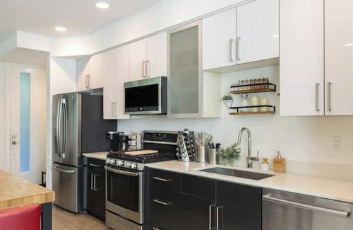 Cascade House | Designer 3B3B in Capitol Hill Pet Friendly