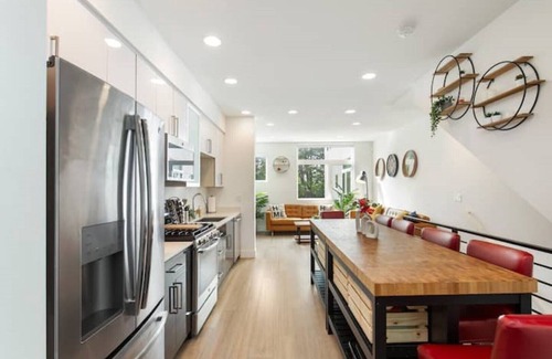 Cascade House | Designer 3B3B in Capitol Hill Pet Friendly