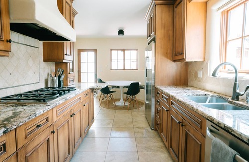 Northeast Santa Fe House | Designer 4BD/3BA +Spa in Historic Downtown
