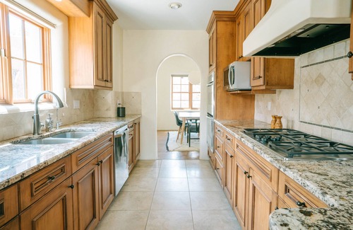 Northeast Santa Fe House | Designer 4BD/3BA +Spa in Historic Downtown