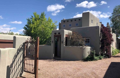 Northeast Santa Fe House | Designer 4BD/3BA +Spa in Historic Downtown