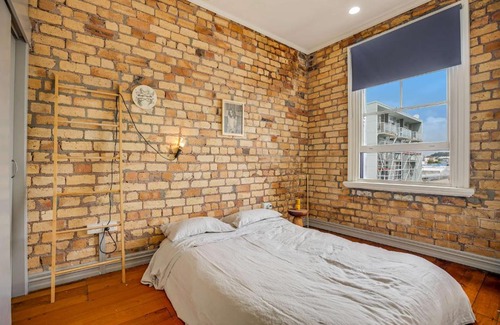 Newton Apartment | Designer apartment w/ carpark in AKLs hottest St!!