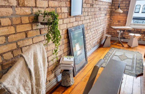 Newton Apartment | Designer apartment w/ carpark in AKLs hottest St!!