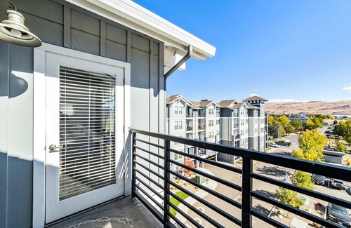 Sparks Apartment | Designer Apt. with Jacuzzi, Pool & Mountain Views