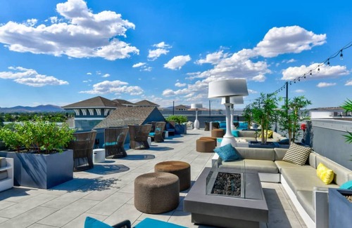 Sparks Apartment | Designer Apt. with Jacuzzi, Pool & Mountain Views