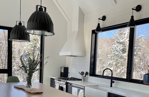 La Conception Cabin | Designer cabin perched above valley, boasts stunning panoramic views.