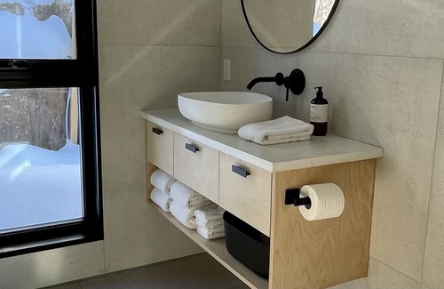 La Conception Cabin | Designer cabin perched above valley, boasts stunning panoramic views.