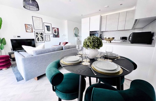Stratford Apartment | Designer Chic, In Vibrant London Olympic Park